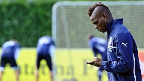 Balotelli y su celular en un entrenamiento con la Azurra.
