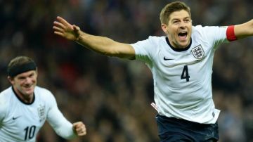 Steven Gerrard, de Inglaterra, celebra su gol ante Polonia