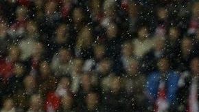 El jugador de Suiza, Haris Seferovic disputa un balón con el jugador de Eslovenia, Branko Ilic.