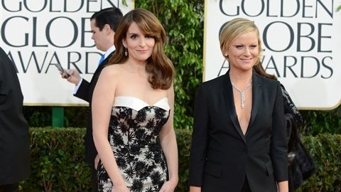Tina Fey (izqda) y Amy Poehler presentarán los Globos de Oro el 12 de enero en Beverly Hills, California.