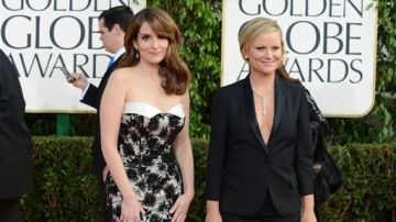 Tina Fey (izqda) y Amy Poehler presentarán los Globos de Oro el 12 de enero en Beverly Hills, California.