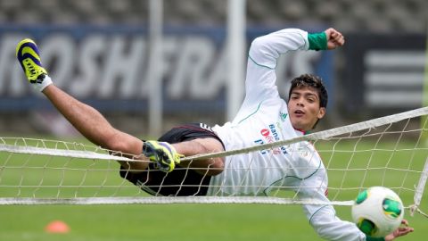 Raúl Jiménez, el hombre del momento por su gol de chilena a Panamá, podría arrancar hoy como titular en lugar del 'Chicharito'.