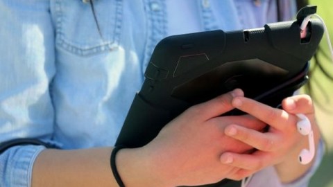 La distribución de iPads en las escuelas dirigidas por LAUSD se extendería un año más, luego de varios incidentes de violación de seguridad en los dispositivos.