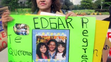 La familia de Torres y un grupo de manifestantes se presentaron el lunes 14 de octubre a la Oficina de Asilo de Houston para pedir que Edgar, de 21 años, sea liberado junto con sus compañeros del Centro de Procesamiento de ICE (Inmigración y Aduanas) en el Paso, Texas.