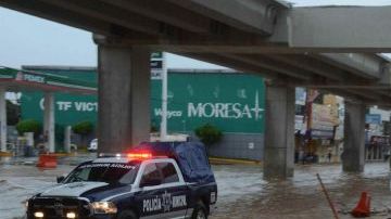 Una avenida inundada en el puerto de Acapulco, el pasado 16 de septiembre de 2013, debido a los ciclones tropicales "Manuel" e "Ingrid".