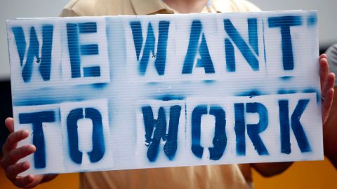 Miles de empleados federales se han visto afectados por el cierre de gobierno que este martes cumple 15 días.