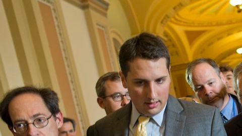 El líder de la mayoría en el Senado, Harry Reid (centro, con corbata azul), se muestra confiado en que alcanzarán un acuerdo.