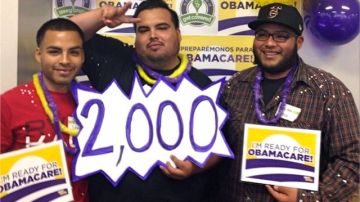 De izq. a der:  Los hermanos Johnny, Alejandro y Omar Valdez se convirtieron en la solicitud número 2,000 de registro para 'Obamacare' en el Este de Los Ángeles.