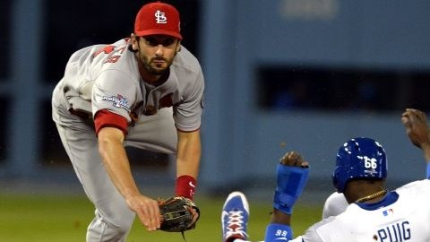 Matt Carpenter (i) de los Cardenales de San Luis completa un doble play ante Yasiel Puig (d) de los Dodgers de Los Ángeles, en el partido jugado en Dodgers Stadium.