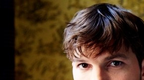 Según la revista Forbes Ashton Kutcher ganó $24 millones por su aparición en 'Two and a Half Men'.