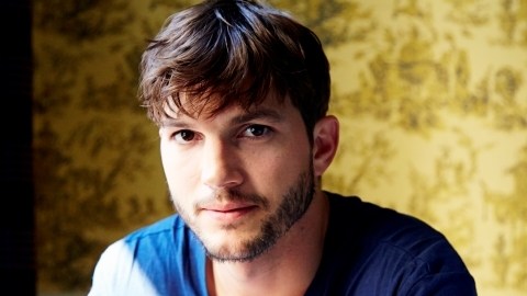 Según la revista Forbes Ashton Kutcher ganó $24 millones por su aparición en 'Two and a Half Men'.