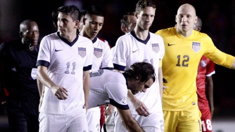 Graham Zusi trata de consolar a Alberto Quintero depués del triunfo de Estados Unidos de anoche en el Estadio Rommel Fernández.