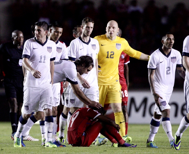 Graham Zusi trata de consolar a Alberto Quintero depués del triunfo de Estados Unidos de anoche en el Estadio Rommel Fernández.
