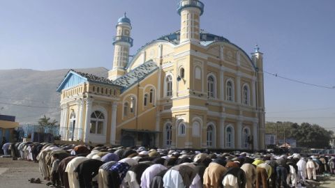 Musulmanes afganos rezan con motivo del primer día del festival del Eid al Adha, o Celebración del Sacrificio, en Kabul, ayer.
