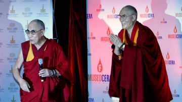 El  Dalai Lama (izq.), se encuentra junto a su propia figura de cera, durante una conferencia de prensa en México. El líder espiritual tibetano  defendió el consumo de la marihuana con fines medicinales, pero rechazó totalmente su utilización con fines recreativos. En el último caso, dijo, es una muestra de que 'la persona carece de paz interior'.