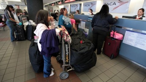 Las explosiones de hielo seco ocurridas en LAX no causaron victimas, pero sí retrasaron vuelos el domingo pasado.