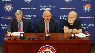 El CEO de Vigilantes de Texas Nolan Ryan acompañado de los copresidentes Ray Davis y Bob Simpson, anuncia su retiro del equipo.