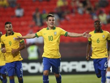 El jugador brasileño Nathan (c) celebra con sus compañeros Mosquito (i) y Caio (d) un gol durante el partido de la fase de grupos del Mundial Sub-17 de Emiratos Árabes 2013 que han disputado las selecciones sub-17 de Brasil y Eslovaquia