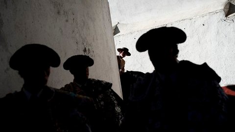 El torero se encuentra en coma inducido por los médicos que esperan una evolución favorable de las heridas en el rostro.