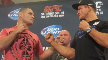 Los peleadores de peso completo del UFC, Caín Velásquez y Junior dos Santos, se enfrentarán el sábado 19 de octubre en el Toyota Center de Houston.