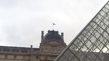 Aracely y Leonardo olvidaron el mal trago visitando el museo de Louvre.