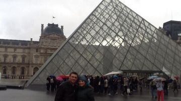 Aracely y Leonardo olvidaron el mal trago visitando el museo de Louvre.