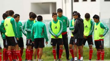 Raúl Gutiérrez, DT de la selección mexicana Sub-17, habla con sus pupilos durante un entrenamiento.