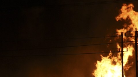 Miembros del Ejército mexicano custodian la zona donde ocurrió una explosión en una estación de gasolina, en Puebla, México.