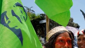 El grupo de mujeres indígenas, que avanzaba en medio de cánticos y el redoble de tambores, salió la semana pasada desde la población de Puyo,  en plena zona de la  amazonia.