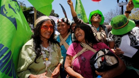 El grupo de mujeres indígenas, que avanzaba en medio de cánticos y el redoble de tambores, salió la semana pasada desde la población de Puyo, en plena zona de la amazonia.