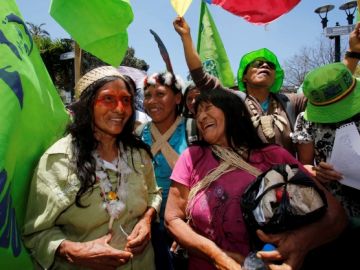 El grupo de mujeres indígenas, que avanzaba en medio de cánticos y el redoble de tambores, salió la semana pasada desde la población de Puyo,  en plena zona de la  amazonia.