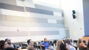 Copias del memorando del jefe del LAPD se distribuyeron  en un foro sobre los cambios en la incautación de coches.