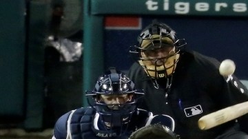 Mike Napoli, de los Medias Rojas, batea cuadrangular ante el lanzador Aníbal Sánchez, de Detroit.