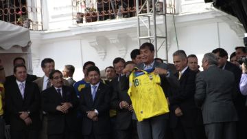 El presidente de Ecuador, Rafael Correa (centro),   recibió la camiseta de la selección tricolor autografiada por todos los jugadores.