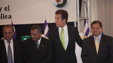 Candidatos a la presidencia de Honduras durante el acto de firma del Pacto Nacional por la Seguridad.