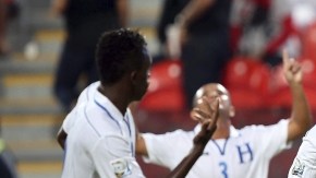 Brayan Velásquez (15) celebra con sus compañeros el gol de la victoria catracha, ayer, en juego disputado en el Estadio Mohammed bin Zayed.