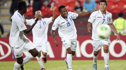 Brayan Velásquez (15) celebra con sus compañeros el gol de la victoria catracha, ayer, en juego disputado en el Estadio Mohammed bin Zayed.