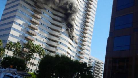 El incendio comenzó en el piso 11 de la Barrington Plaza, ubicado en 11740 del bulevar Wilshire