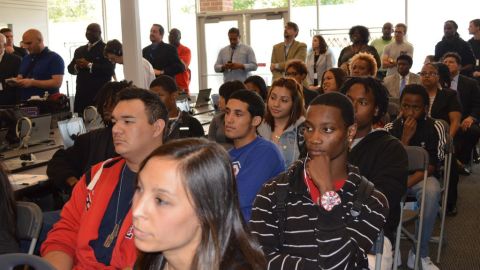 Estudiantes de la Magic Johnson Bridgescape Academy en el barrio de Lawndale (3210 W. Roosevelt Rd.).