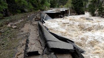 El nuevo presupuesto otorga fondos para reconstruir carreteras como la de Lefthand Canyon Drive, dañada en las inundaciones de septiembre pasado en Boulder, Colorado.