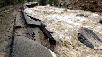 El nuevo presupuesto otorga fondos para reconstruir carreteras como la de Lefthand Canyon Drive, dañada en las inundaciones de septiembre pasado en Boulder, Colorado.