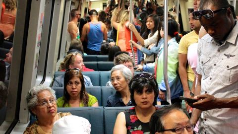 Pasajeros dentro de un tren de BART en San Francisco.