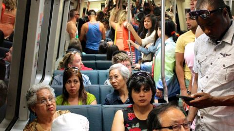 Pasajeros dentro de un tren de BART en San Francisco.