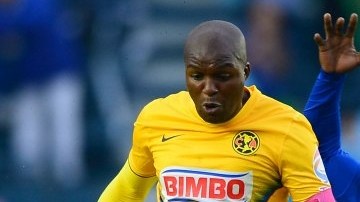 Aquivaldo Mosquera, del América, y Achille Emana, del Cruz Azul, disputan el esférico