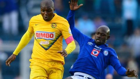 Aquivaldo Mosquera, del América, y Achille Emana, del Cruz Azul, disputan el esférico