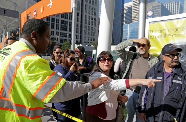 Trabajadores del área de San Francisco han debido soportar largas filas para el autobús y un tráfico intenso.