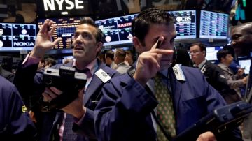 Los inversionistas se lanzaron a la caza de acciones que reportaron utilidades sorprendentemente buenas ayer en Wall Street.