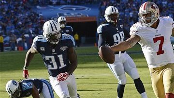 Colin Kaepernick se dio el lujo de hacer su propia anotación ante los Titanes.