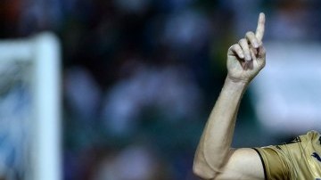 El delantero español Luis García consiguió el gol de Pumas en el último minuto