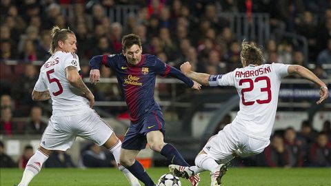 El delantero argentino del FC Barcelona Lionel Messi (c) con el balón ante los jugadores del AC Milan, el centrocampista Massimo Ambrosini (d) y el defensa francés Philippe Mexès. EFE/Archivo